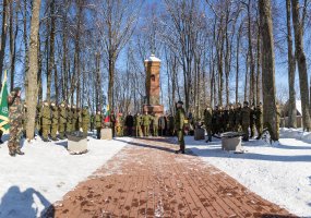 Iškilmingai prisiekė bazinį kursą baigę kariai savanoriai - 1