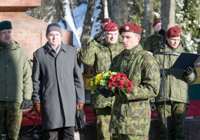 Iškilmingai prisiekė bazinį kursą baigę kariai savanoriai - 3