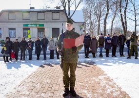 Iškilmingai prisiekė bazinį kursą baigę kariai savanoriai - 6
