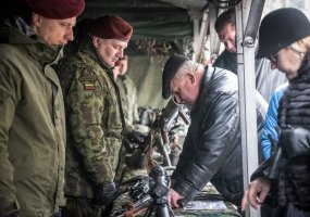 Kovo 11-ąją Molėtuose kariškas šurmulys: NATO šalių karinė technika ir karių paradas - 3
