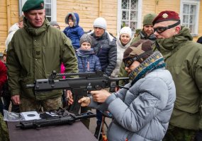 Kovo 11-ąją Molėtuose kariškas šurmulys: NATO šalių karinė technika ir karių paradas - 5