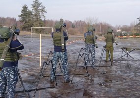 Pirmieji Karinių jūrų pajėgų kariai parengti valdyti raketinį oro gynybos kompleksą GROM - 2