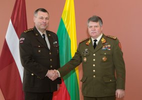 Lietuvos ir Latvijos kariuomenių vadai Rygoje svarstė glaudesnio karinio bendradarbiavimo galimybes - 3