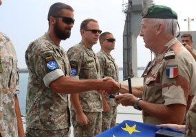 Autonominės laivo apsaugos grupės kariai apdovanoti medaliais - 4