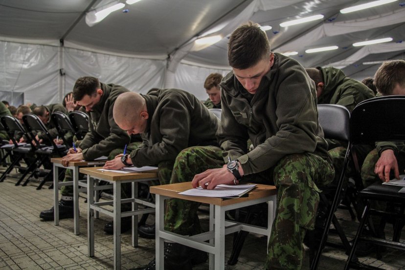 Lietuvių kalbos žinias kariai pasitikrino rašydami Nacionalinį diktantą