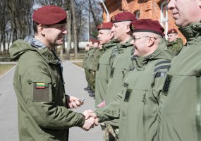 Keičiasi Lietuvos karių, dalyvaujančių mokymo operacijoje Ukrainoje, pamaina  - 4