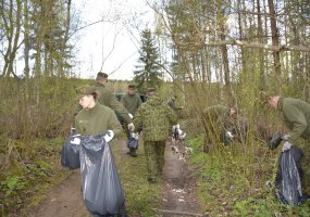 Kariai prisidėjo prie akcijos „Darom 2018“ ir tvarkė aplinką Nemenčinėje bei Pabradėjė - 1