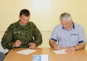 Oro gynybos bataliono kariai dalyvavo kariuomenės ir visuomenės vienybės dienos šventėje Šiaulių... - 1