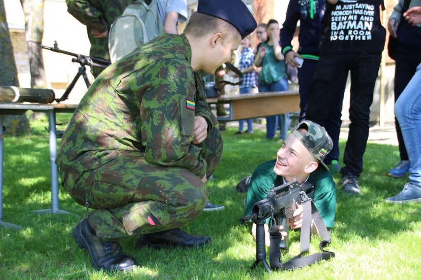 Oro gynybos bataliono kariai dalyvavo kariuomenės ir visuomenės vienybės dienos šventėje Šiaulių...