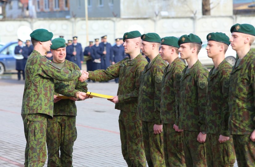 Beveik pusė Inžinerijos bataliono šauktinių liks tarnauti Lietuvos kariuomenėje 