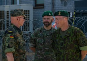 Lietuvos didžiojo kunigaikščio Gedimino štabo batalione lankėsi NATO RIS grupės vadas generolas... - 2