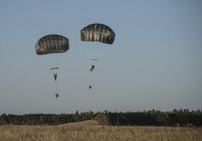 Po pusės paros skrydžio iš JAV, 82-osios oro desanto divizijos kariai Lietuvoje nusileido... - 3