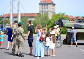 Karinės technikos ekspozicijoje Kaune - tūkstančiai smalsuolių - 1