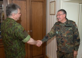 Darbiniu vizitu Lietuvoje lankosi NATO daugianacionalinio šiaurės rytų korpuso vadas - 1