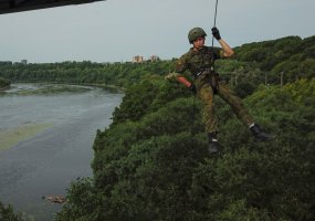 Karo inžinieriai tobulina kopimo – nusileidimo įgūdžius: „aukščio baimė mums – svetima“ - 1