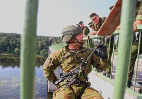 Karo inžinieriai tobulina kopimo – nusileidimo įgūdžius: „aukščio baimė mums – svetima“ - 4