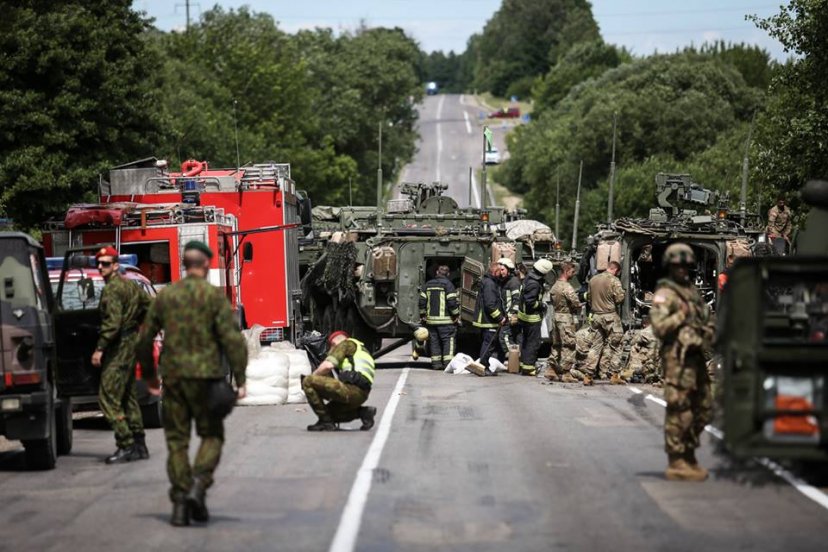 Prienų rajone į autoįvykį pateko 4 JAV šarvuočiai, nei vienam kariui pavojus gyvybei negresia