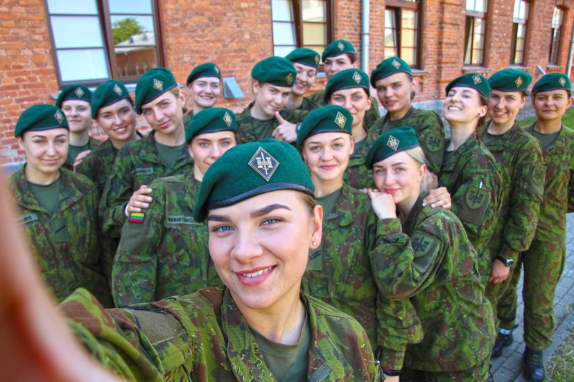  Inžinerijos batalione nėra merginų, yra tik karių ilgais plaukais