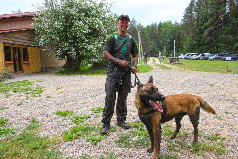Karo inžinierių kinologai su tarnybiniais šunimis pademonstravo savo galimybes šunų meistriškumo...