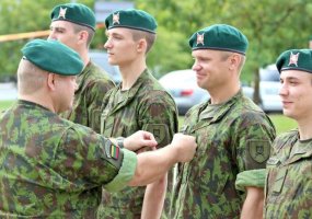Valstybės dienos išvakarėse į atsargą išleisti šauktiniai kariai - 4