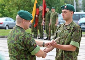 Valstybės dienos išvakarėse į atsargą išleisti šauktiniai kariai - 5