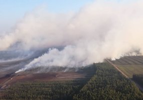 Lietuvos kariuomenės sraigtasparnis padeda gesinti Latvijoje kilusi gaisrą - 1