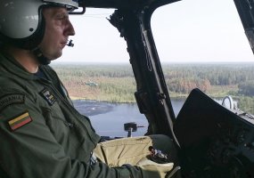 Jau trečią savaitę Lietuvos kariuomenės Karinės oro pajėgos toliau tęsia pagalbą malšinant... - 3