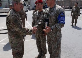Afganistane tarnaujantį Lietuvos karo policininką apdovanojo NATO operacijos vadas - 2