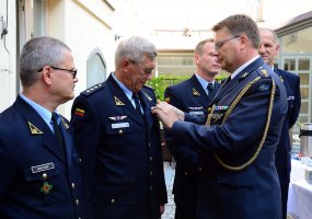 Švedijos ambasadorė padėkojo Karinių oro pajėgų sraigtasparnių įgulų nariams už pagalbą gesinant... - 2