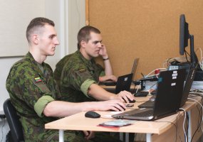 Kariuomenės specialistai ryšio palaikymui mokomi pasitelkti ir civilinę įrangą - 1