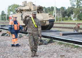 Į mokymus Pabradės poligone atvyko JAV kariuomenės sunkioji technika - 3
