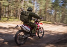 Krašto apsaugos savanorių pajėgų kariai sėda ant keturračių ir motociklų - 6