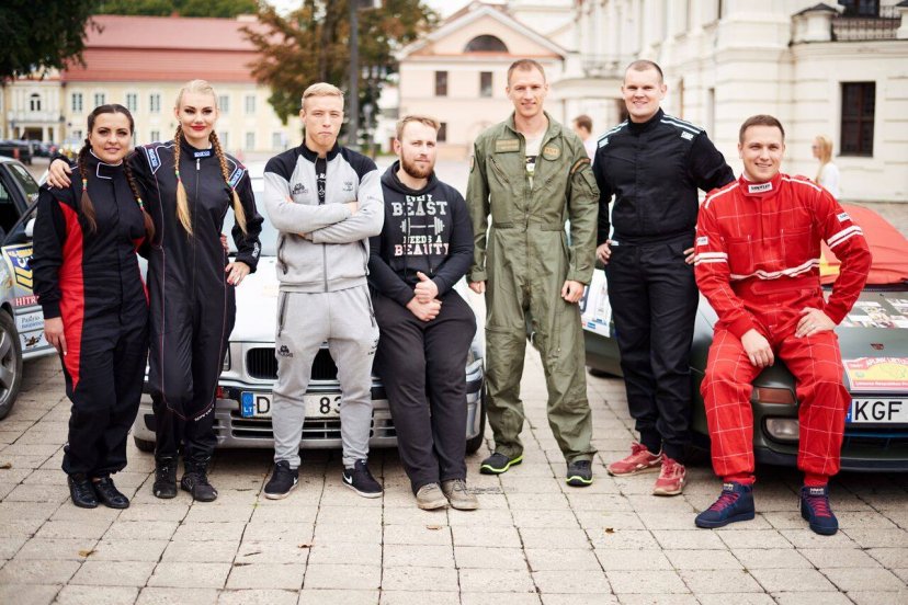 Kariai vairavimo įgūdžius išmėgino prestižiniame automobilių ralyje 