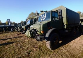 Lietuvos kariuomenei perduota dar viena partija naujų sunkvežimių „Unimog“  - 1