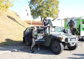 Kauno miesto moksleiviai krašto apsaugos dieną praleido Lietuvos kariuomenės mokykloje - 3