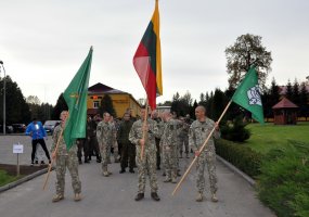 Ukrainoje mokymo misijoje tarnaujantys kariai pagerbė žuvusius karius bėgimu ,,IN MEMORIAM“   - 1