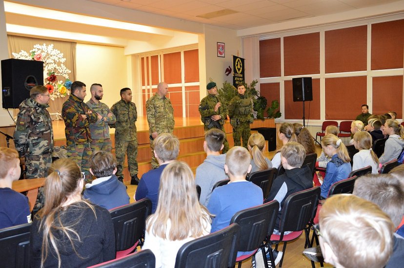 Kariai mokė anglų kalbos ir pilietiškumo