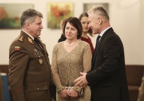 “Lietuvos karžygio“ statulėlė įteikta skęstančiuosius gelbėjusiai kariuomenės sraigtasparnio įgulai - 3