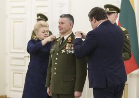 Prezidentūroje suteikti aukštieji kariniai laipsniai ir įteikti valstybiniai apdovanojimai - 1