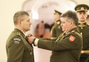 Lietuvos kariuomenės vadas įteikė apdovanojimus kariams - 5