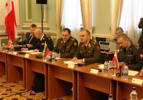 Gynybos štabo viršininkas Kijeve aptaria tarptautinę paramą Ukrainos kariuomenės reformoms - 1