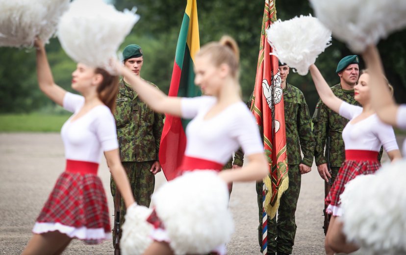Kviečiame pasiklausyti naujausių kariškų kūrinių ir balsuoti už labiausiai patikusį!