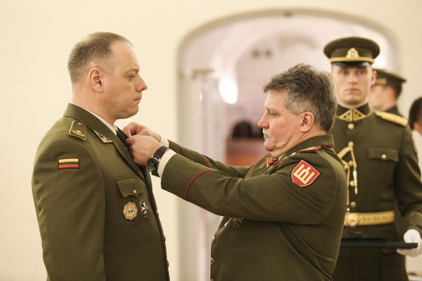 Lietuvos kariuomenės vadas įteikė apdovanojimus kariams