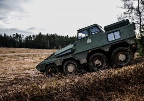 Sausumos pajėgų mokymo centre intensyviai rengiami būsimi „Vilkų“ vairuotojai - 1