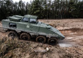 Sausumos pajėgų mokymo centre intensyviai rengiami būsimi „Vilkų“ vairuotojai - 4