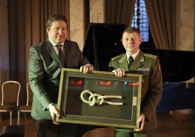 Geriausiai ryšius su visuomene mezgusiems kariams ir civiliams įteikti apdovanojimai „Jūriniai... - 3
