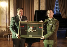 Geriausiai ryšius su visuomene mezgusiems kariams ir civiliams įteikti apdovanojimai „Jūriniai... - 5
