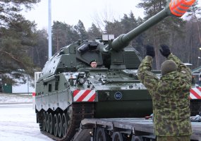 Artilerijos batalioną pasiekė pirmosios modernizuotos haubicos PzH 2000  - 2