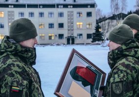 Dalinio trispalvė įteikta geriausiam Vaidoto bataliono kariui  - 1