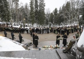 Sausio 13-osios žuvusiųjų atminimas pagerbtas Antakalnio kapinėse, Nepriklausomybės aikštėje kilo... - 2